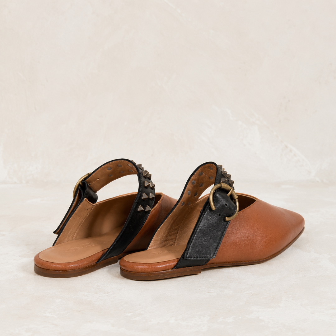 Sapatilhas em Ponta de Pele com Tachas