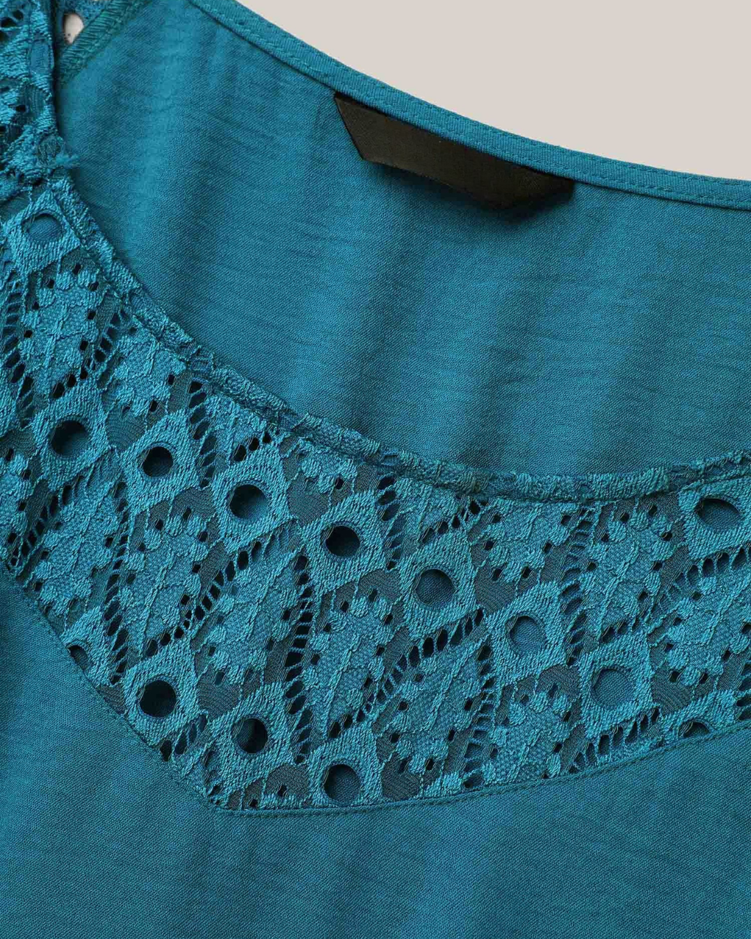 Vestido midi com bolsos e manga curta, com recortes em renda