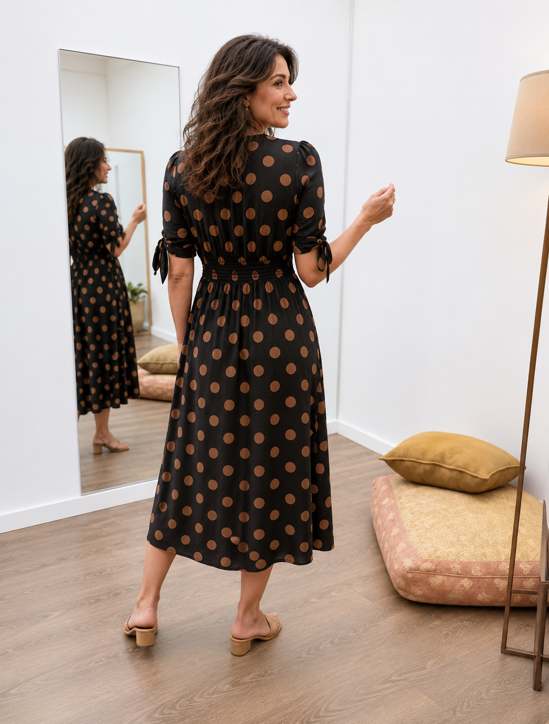 Vestido às bolinhas com decote em V cruzado