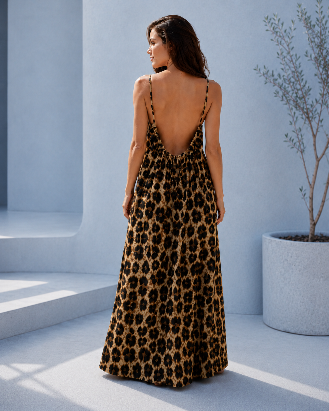 Vestido comprido com estampado animal e alças finas