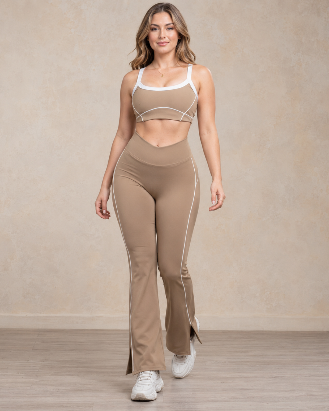Conjunto Desportivo com Top e Calças Flare