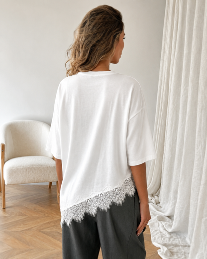 T-shirt com Bainha Assimétrica e Renda