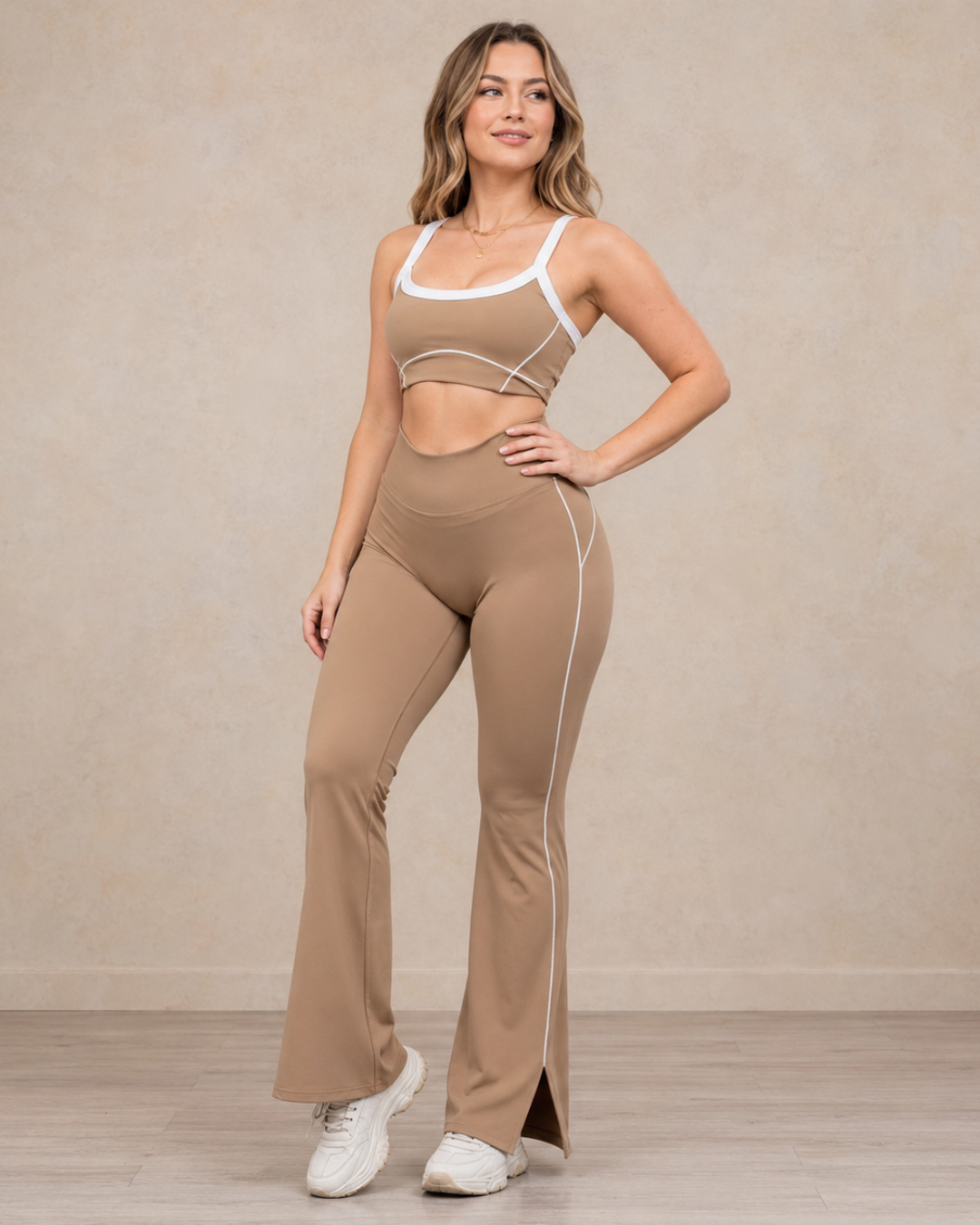Conjunto Desportivo com Top e Calças Flare