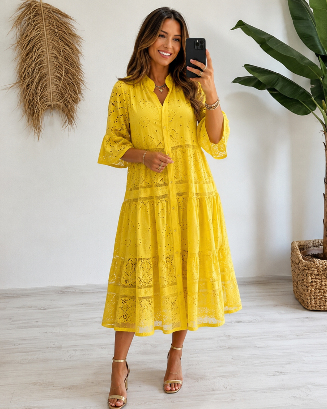 Vestido de renda com mangas e botões frontais