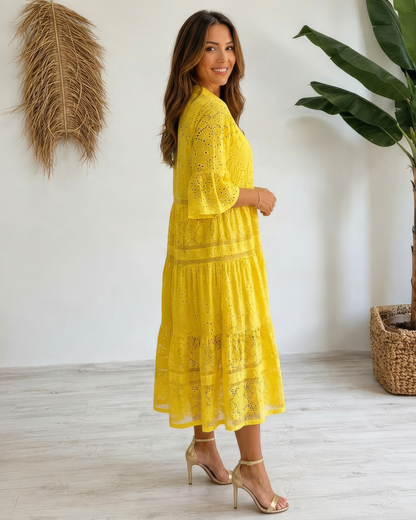 Vestido de renda com mangas e botões frontais