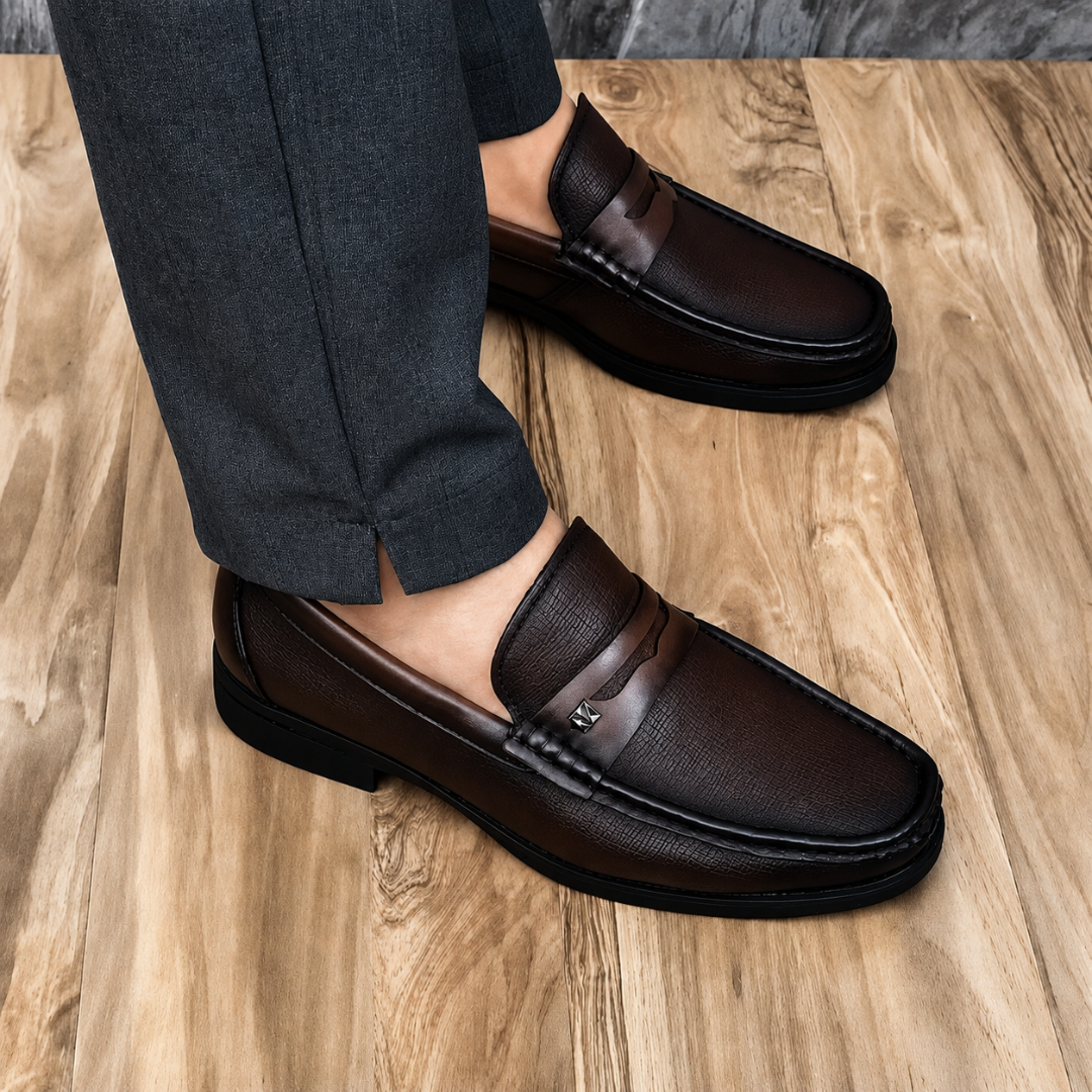 Sapatos em Pele Natural com Acabamento de Alta Qualidade