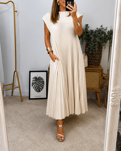 Vestido longo elegante com pregas finas