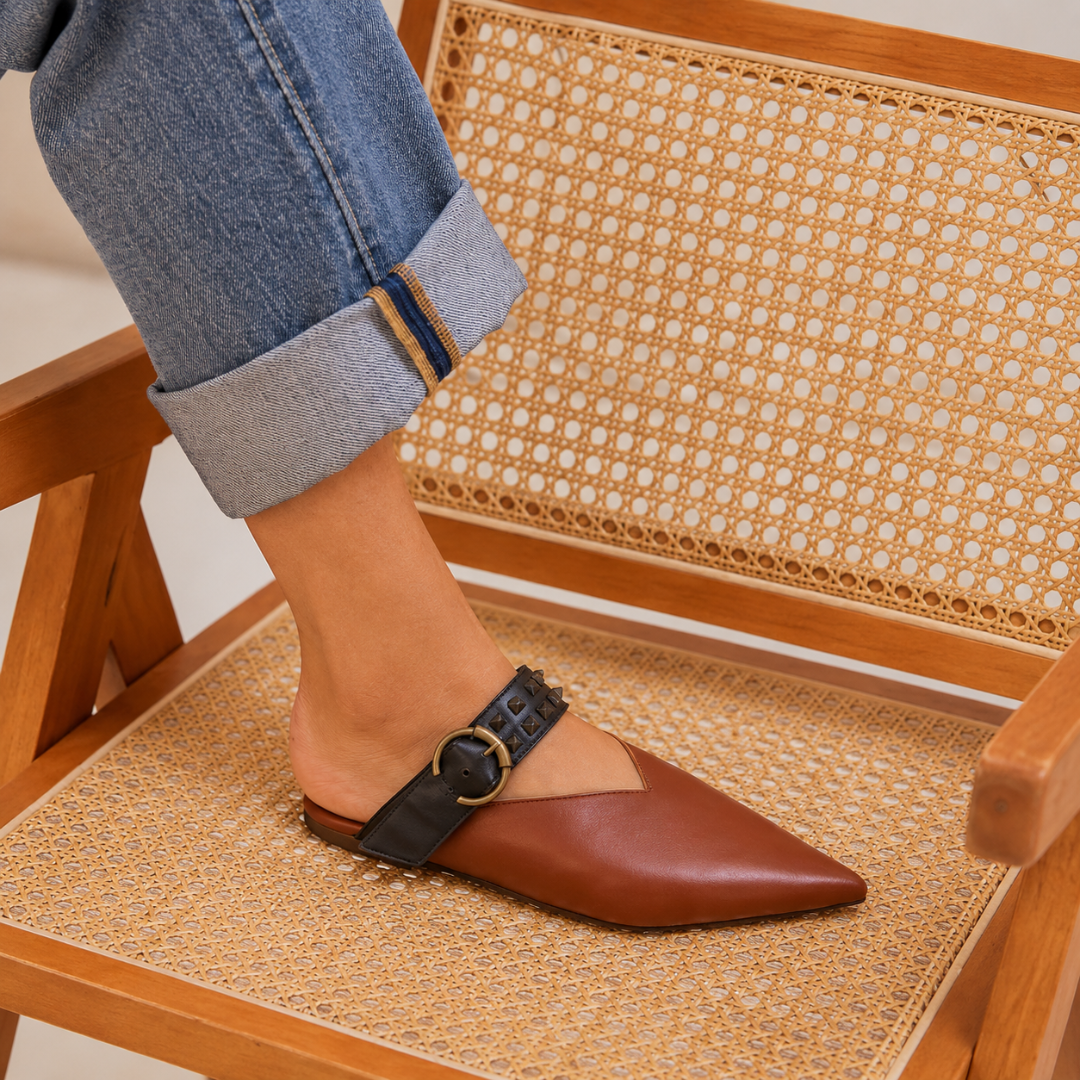 Sapatilhas em Ponta de Pele com Tachas
