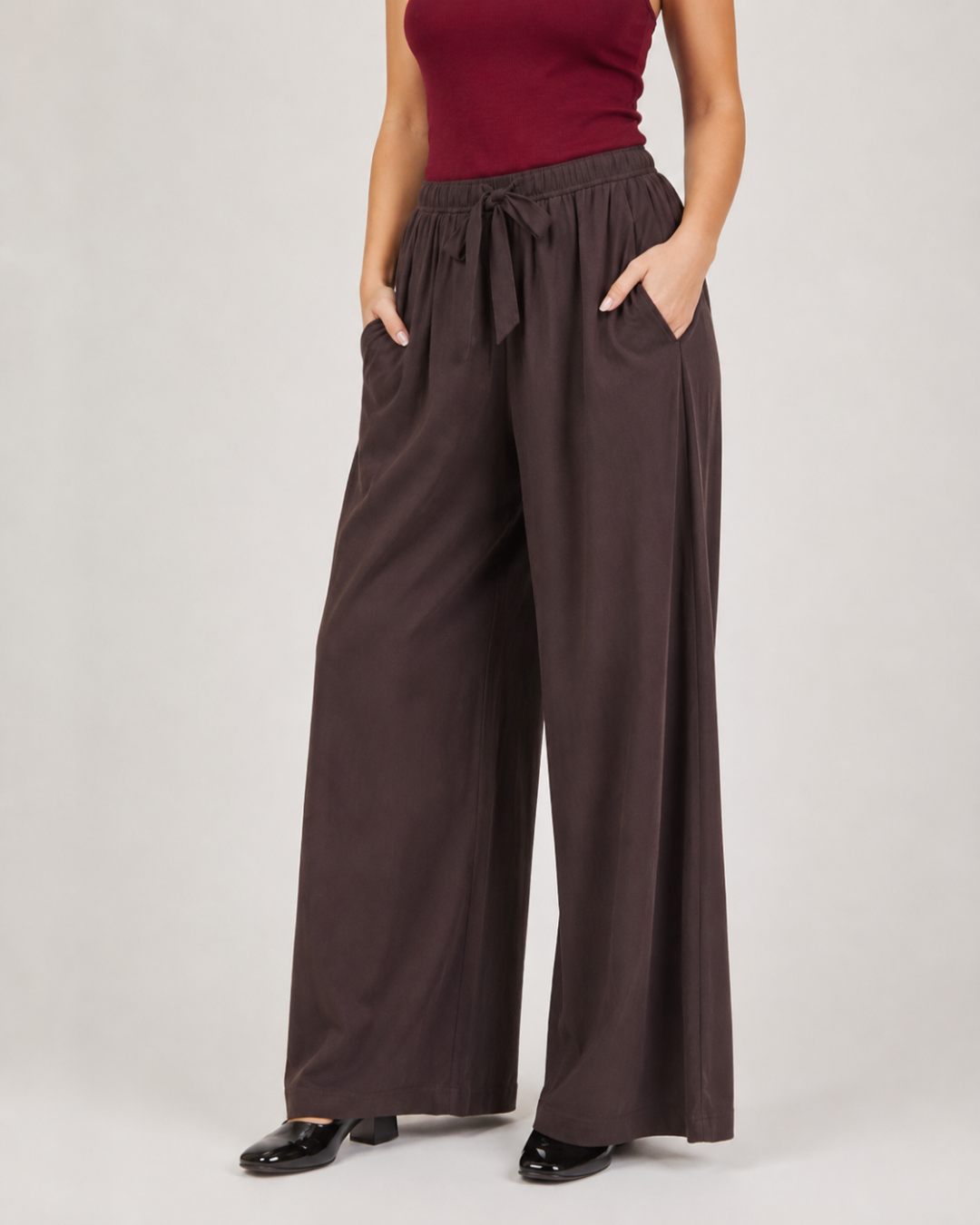 Calça pantalona com cintura elástica