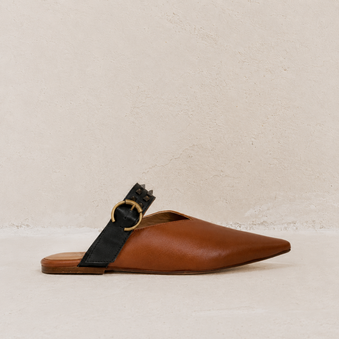 Sapatilhas em Ponta de Pele com Tachas
