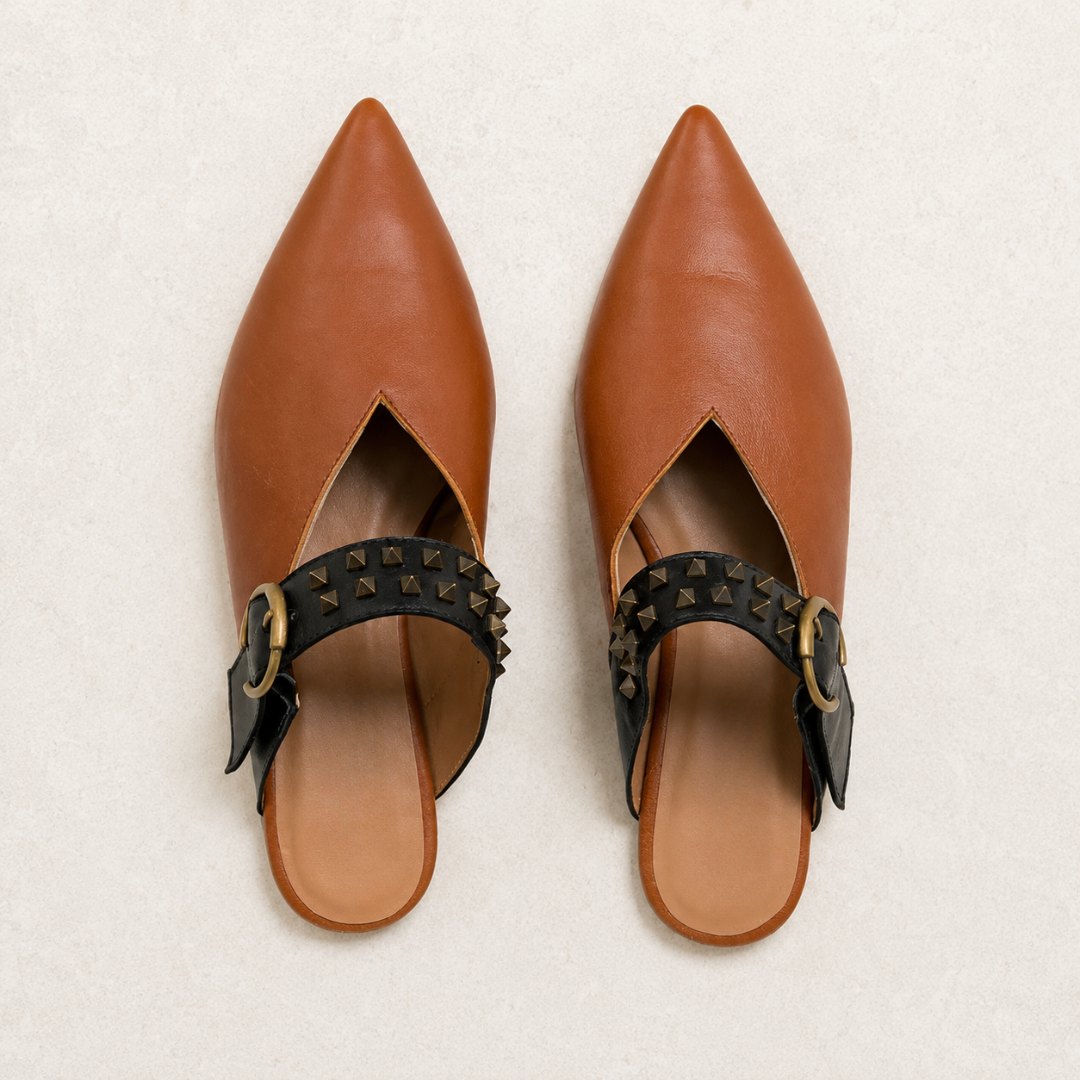 Sapatilhas em Ponta de Pele com Tachas