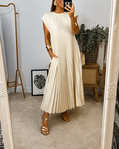 Vestido longo elegante com pregas finas