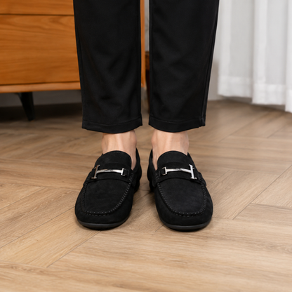 Mocassins em Camurça Sintética com Detalhe Metálico