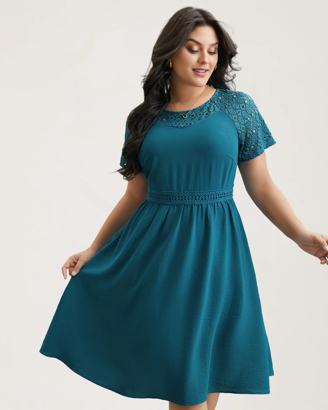 Vestido midi com bolsos e manga curta, com recortes em renda