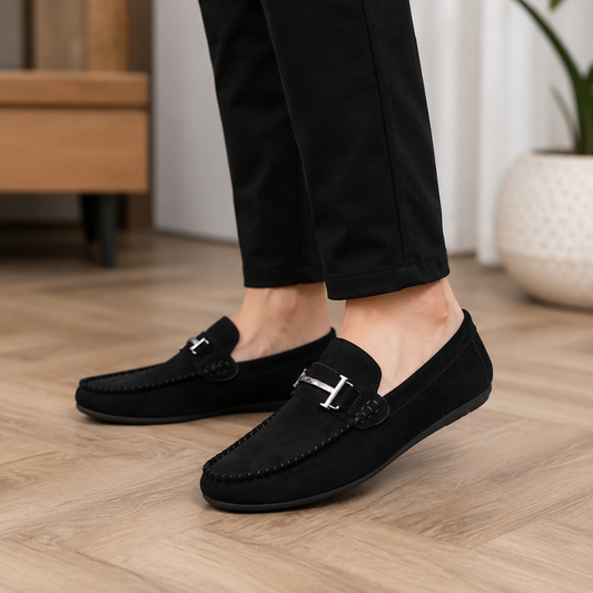 Mocassins em Camurça Sintética com Detalhe Metálico