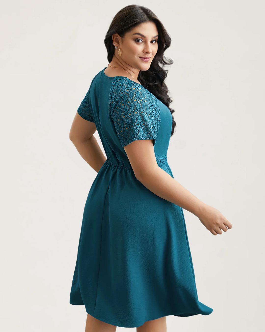 Vestido midi com bolsos e manga curta, com recortes em renda