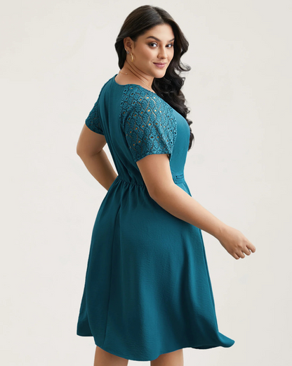 Vestido midi com bolsos e manga curta, com recortes em renda
