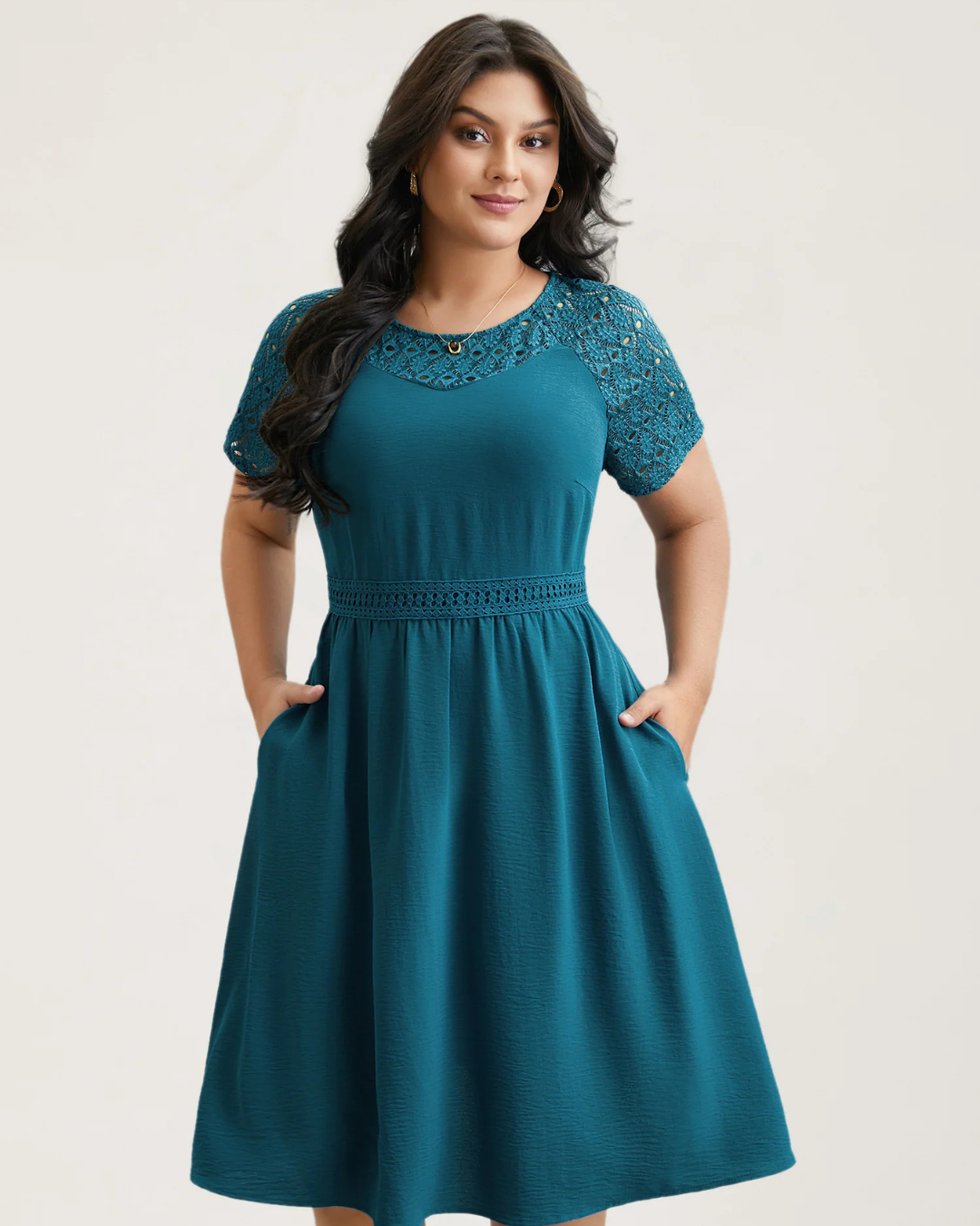 Vestido midi com bolsos e manga curta, com recortes em renda
