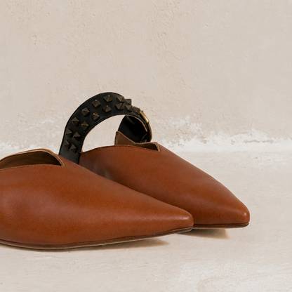 Sapatilhas em Ponta de Pele com Tachas
