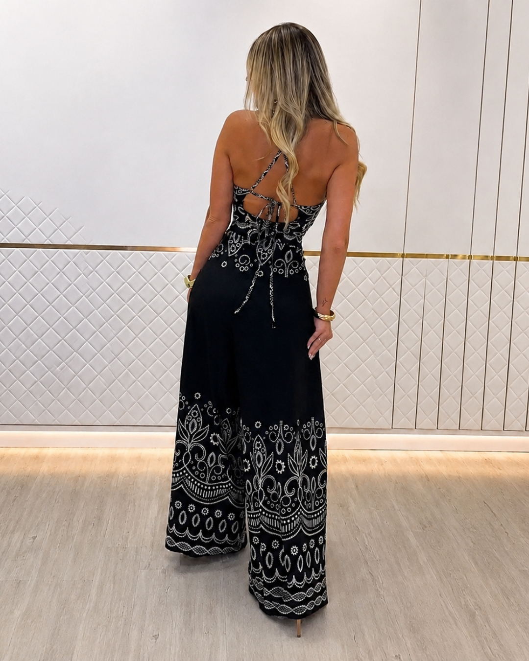Conjunto Boho de Top Halter e Calças Fluídas