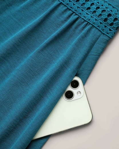 Vestido midi com bolsos e manga curta, com recortes em renda