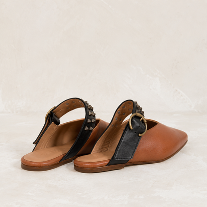 Sapatilhas em Ponta de Pele com Tachas