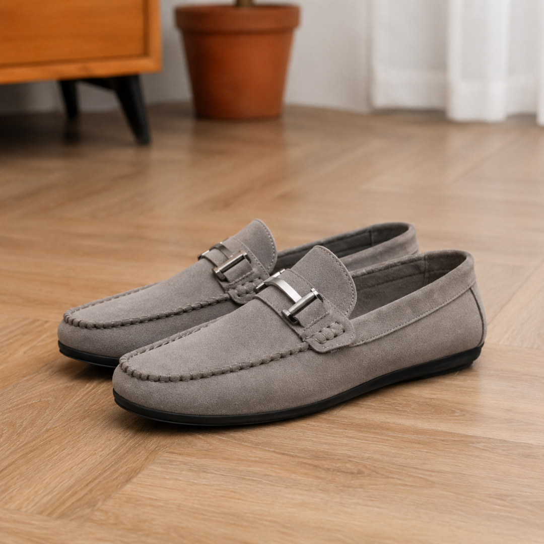 Mocassins em Camurça Sintética com Detalhe Metálico