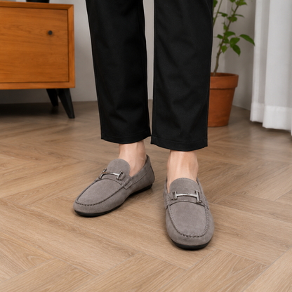 Mocassins em Camurça Sintética com Detalhe Metálico