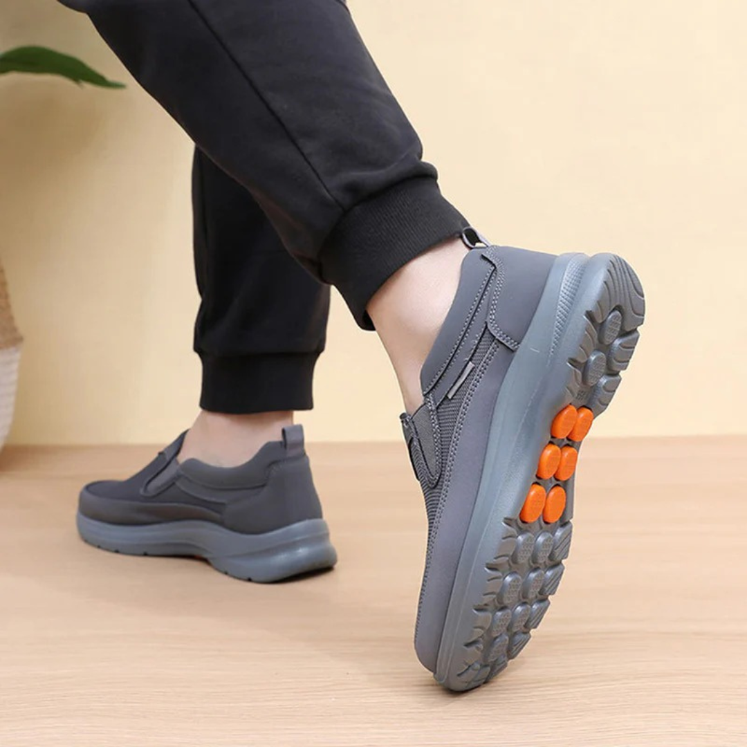 Calçado desportivo com suporte ergonómico para uso doméstico.
