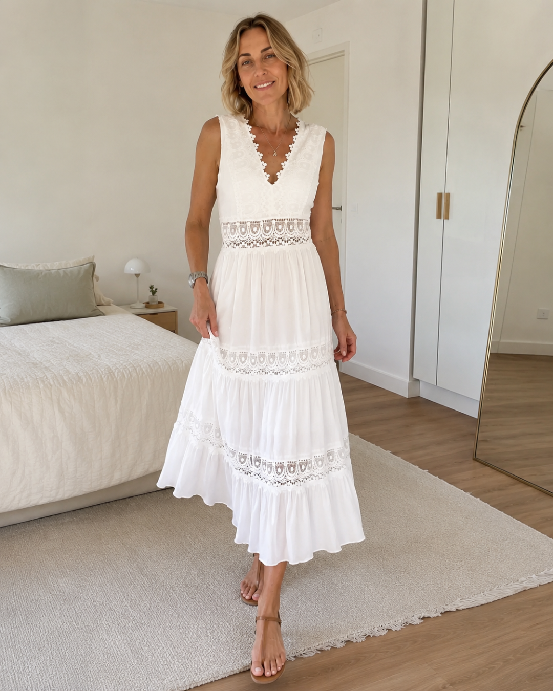 Vestido com Decote em V, Bordados e Renda