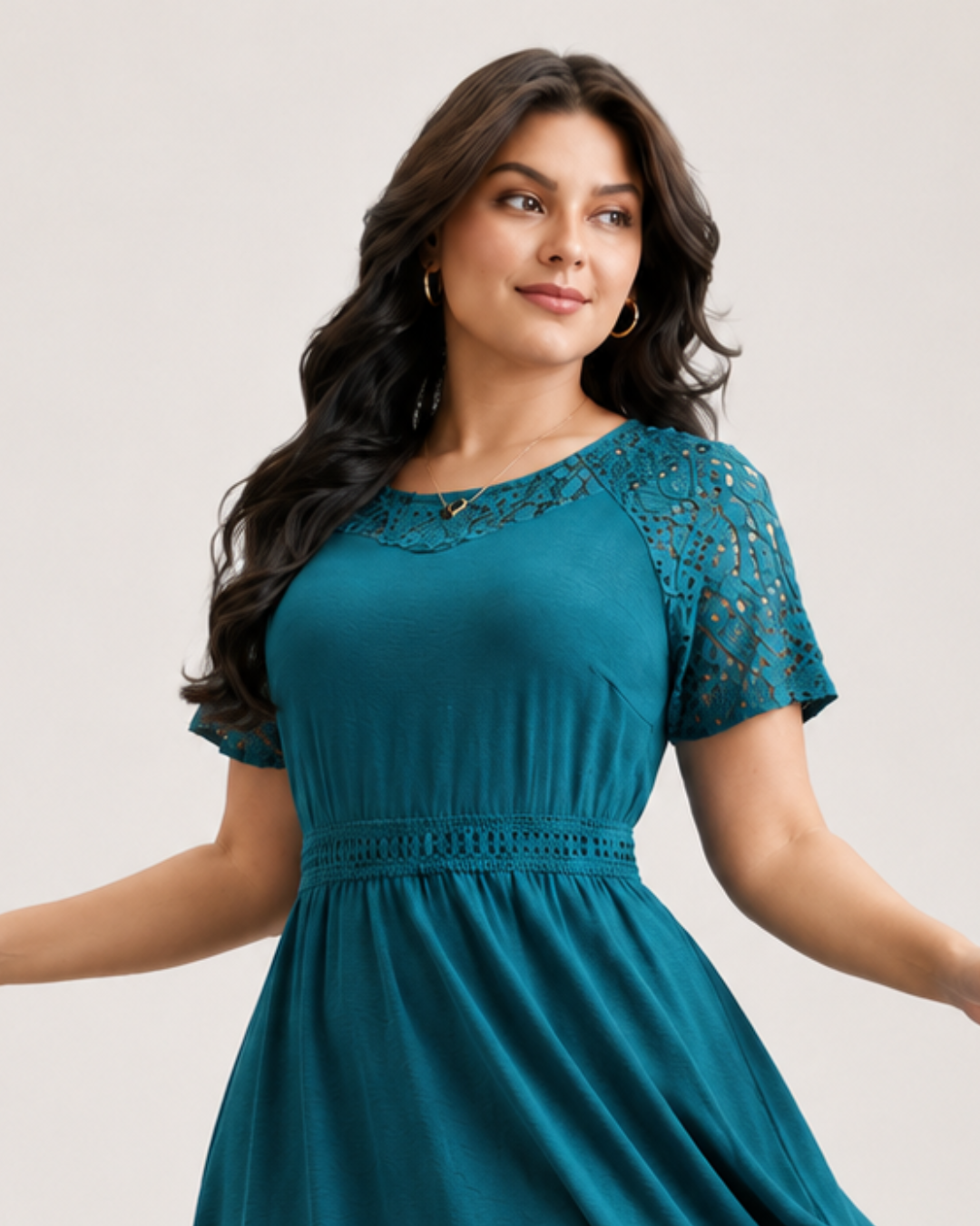 Vestido midi com bolsos e manga curta, com recortes em renda