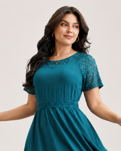 Vestido midi com bolsos e manga curta, com recortes em renda