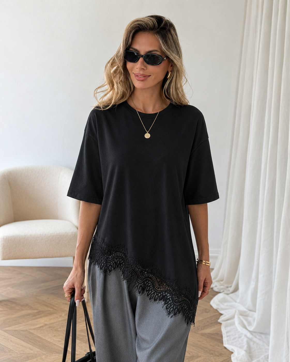 T-shirt com Bainha Assimétrica e Renda
