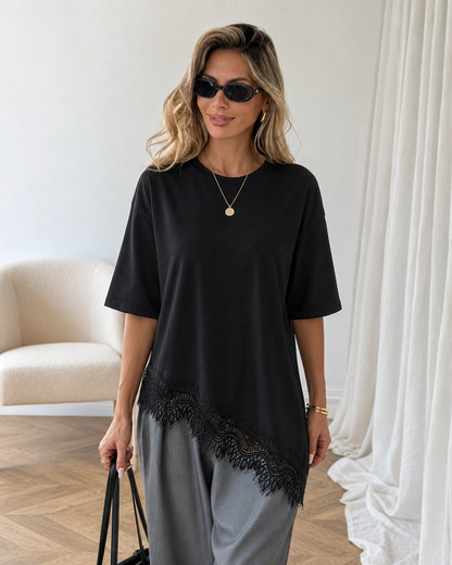 T-shirt com Bainha Assimétrica e Renda